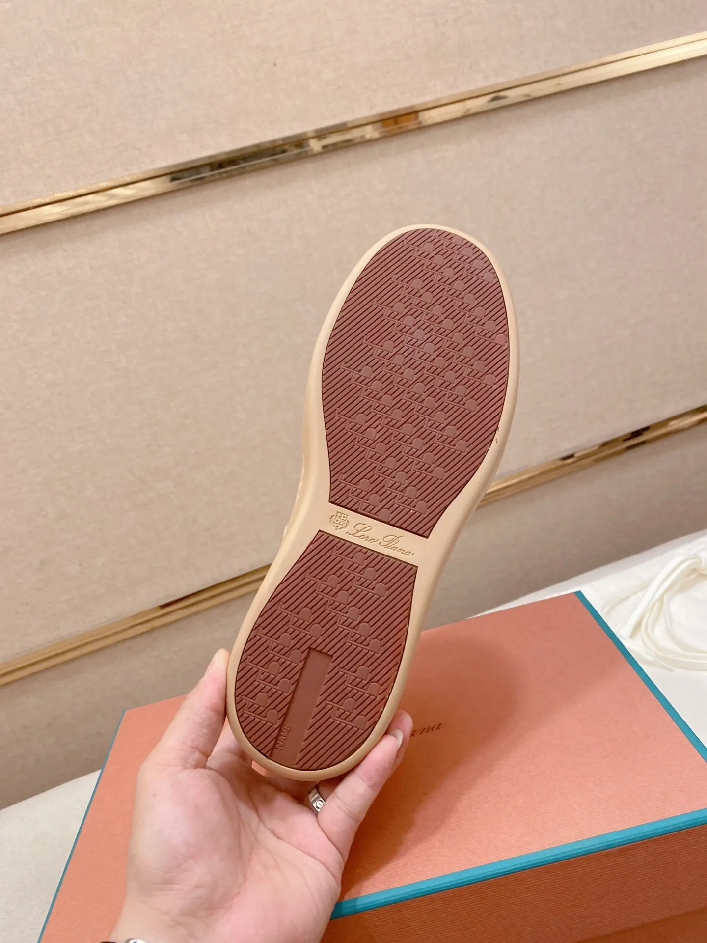 Men's shoes💰: 580💰🔥𝐥𝐨𝐫𝐨 𝐏𝐢𝐚𝐧𝐚 lp classic loafers, an Italian treasure brand, the only brand that can match Hermès! Only after wearing it do we realize that we can’t live up to our feet. The upper is made of imported first-layer cowhide with breathable fly-knit fabric, water-dyed cowhide foot pads, and the official original glass rubber outsole and pendant. Exclusive original packaging (tag ➕ brand paper ➕ outer box ➕ hand bag) code number: 38-44. Can be customized 45-46
